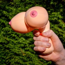 PISTOLET A EAU EN FORME DE SEINS !