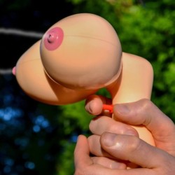 PISTOLET A EAU EN FORME DE SEINS !