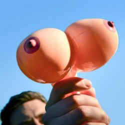 PISTOLET A EAU EN FORME DE SEINS !